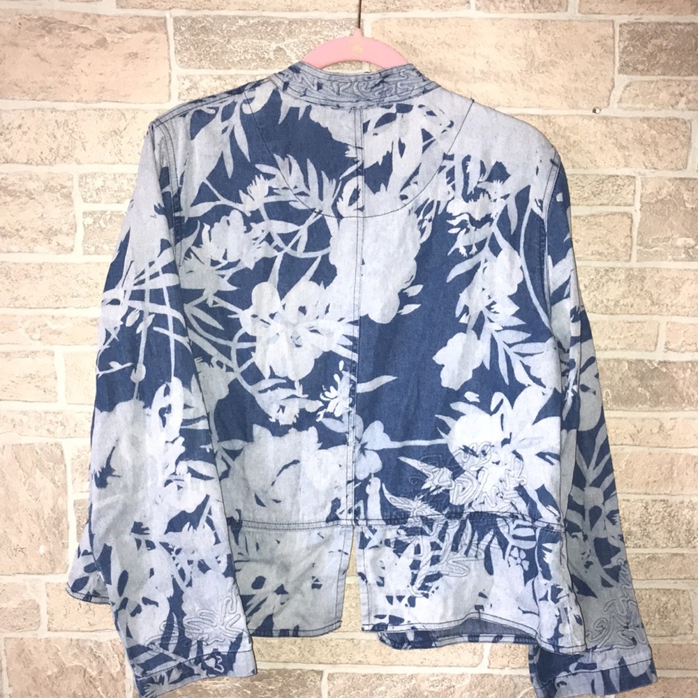 ✅Chico’s lightweight patterned Jean Jacket - Picture 5 of 10